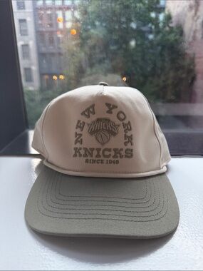 NWT New York Knicks Two-Tone Snapback Cap - Cream & Olive